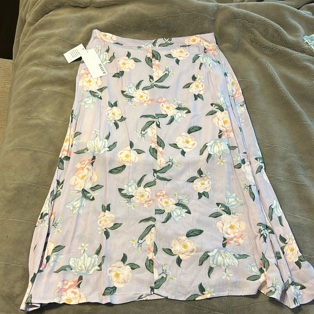 Women’s JustFab Floral Skirt size Medium
